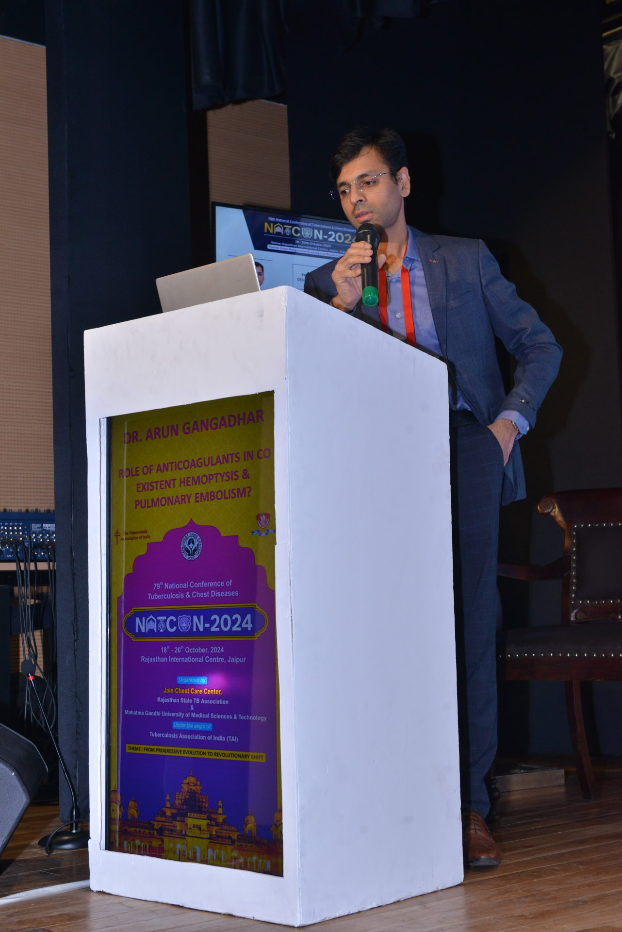 Dr. Arun Gangadhar presenting at NATCON 2024 in Jaipur on anticoagulants in coexistent hemoptysis and pulmonary embolism